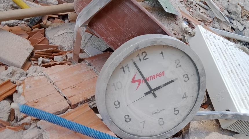 İzmir'den acı kare! Deprem zamanı durdurdu