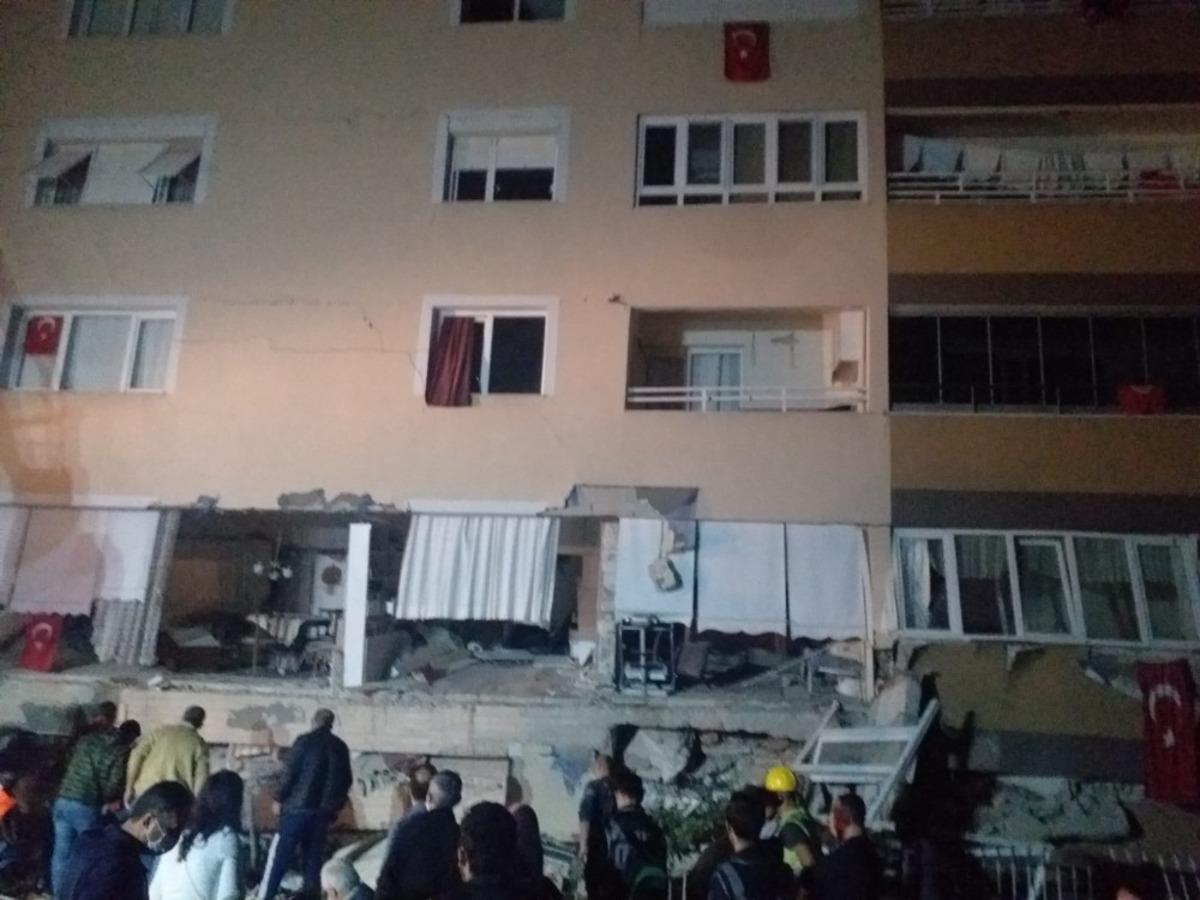 Enkaz altındaki 3 Kulalıya ulaşılmaya &ccedil;alışılıyor