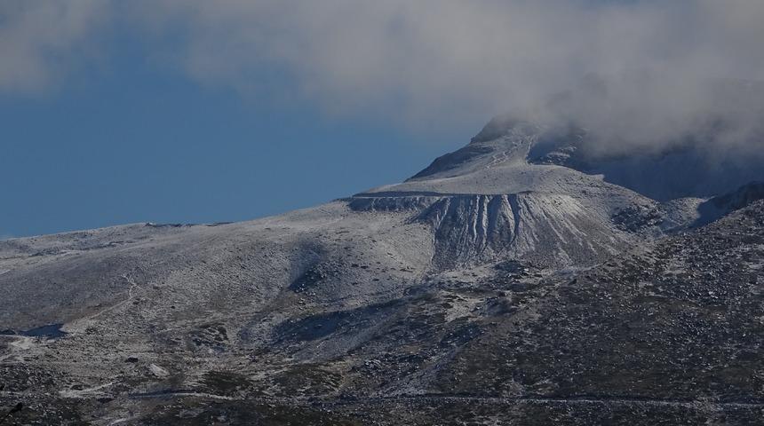 Uludağ'a mevsimin ilk karı d&uuml;şt&uuml;