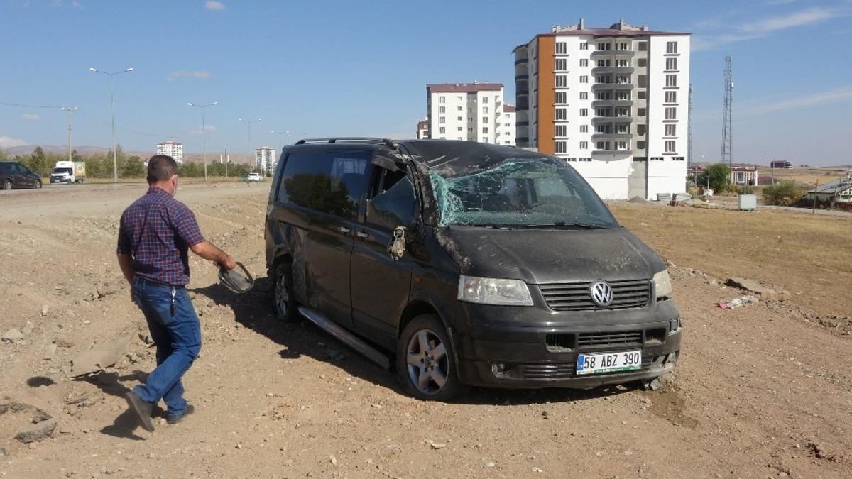 Kazada, tarlaya u&ccedil;an minib&uuml;s&uuml;n s&uuml;r&uuml;c&uuml;s&uuml; yaralandı