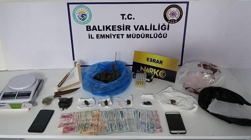 Balıkesir&rsquo;de polis 5 uyuşturucu ş&uuml;phelisinden 1&rsquo;i tutuklandı