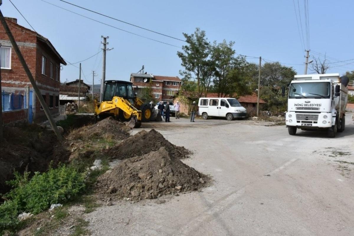 İn&ouml;n&uuml;&rsquo;de mahalle sakinlerinin taleplerine Başkan Bozkurt&rsquo;tan hızlı &ccedil;&ouml;z&uuml;m