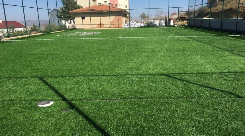 Kırsal mahalleye sentetik çim saha