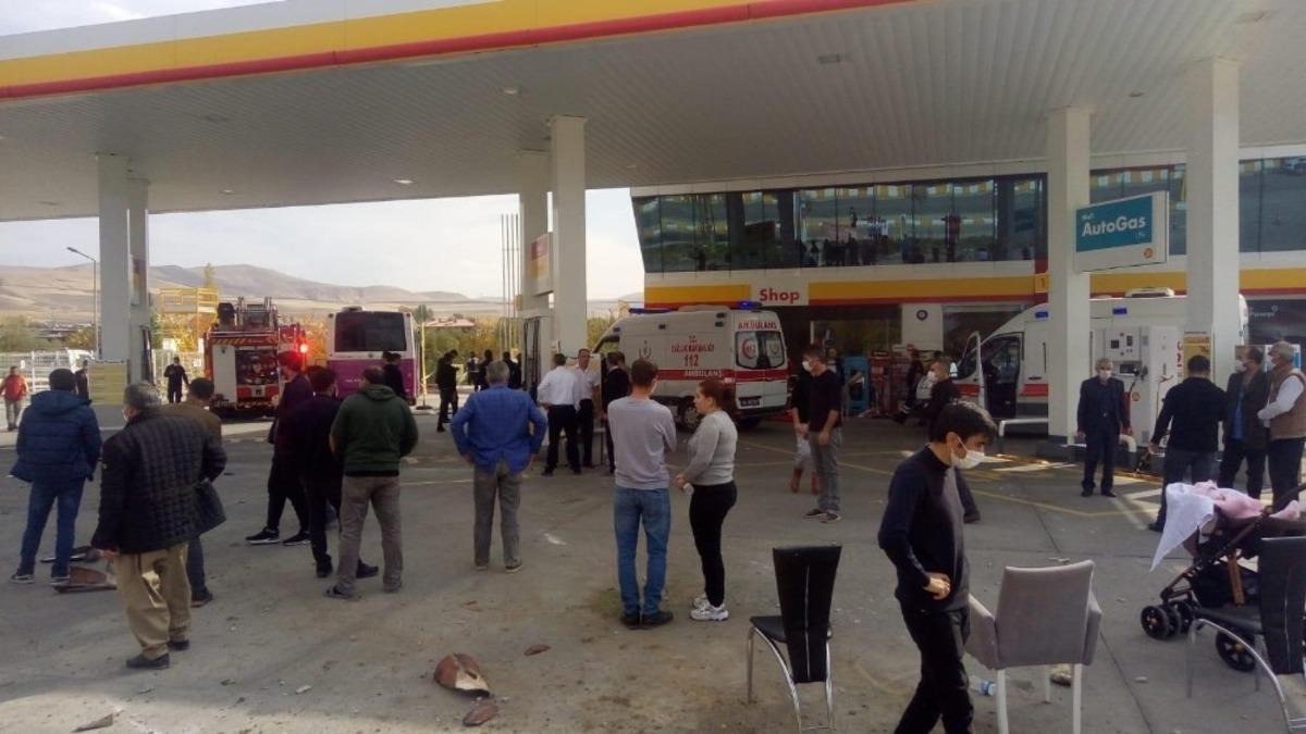 Van&rsquo;da belediye otob&uuml;s&uuml; petrol istasyonuna daldı: 10 yaralı