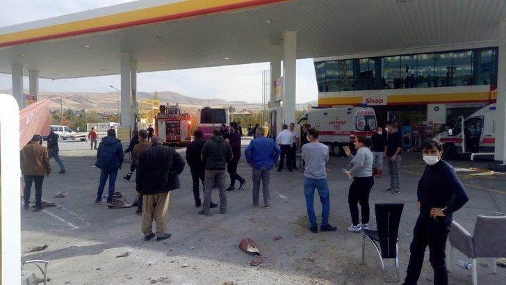 Van’da belediye otobüsü petrol istasyonuna daldı: 10 yaralı G2