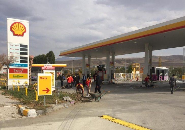 Van’da belediye otobüsü petrol istasyonuna daldı: 10 yaralı G4