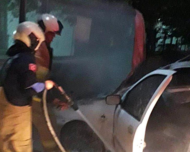 Burhaniye’de park halindeki otomobil yandı G2