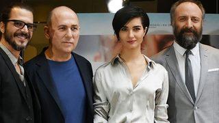 Tuba Büyüküstün'ün saçları dert oldu!