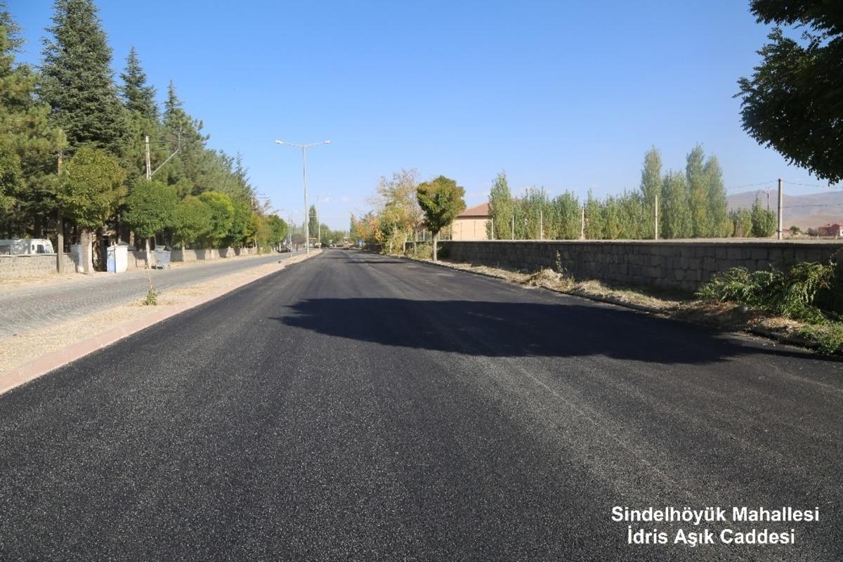Sıcak asfalt &ccedil;alışması Sindelh&ouml;y&uuml;k Mahallesi&rsquo;nde devam ediyor