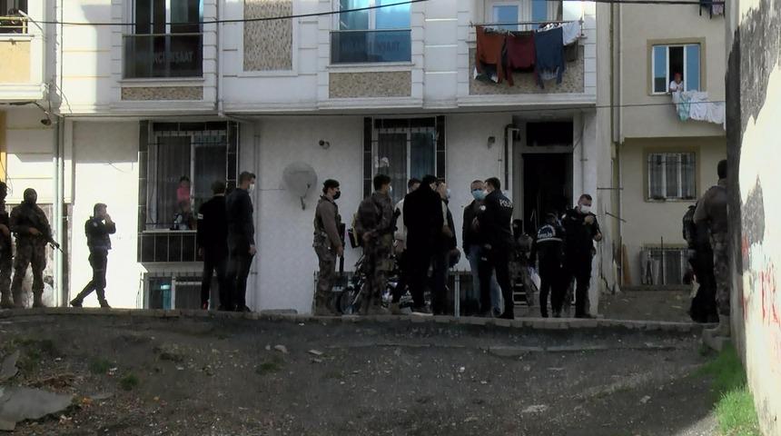 Esenyurt'ta pompalı t&uuml;fekli komşu dehşeti! 2 &ouml;l&uuml;, 1 yaralı