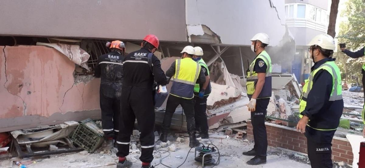 G&ouml;n&uuml;ll&uuml; arama kurtarma ekipleri deprem b&ouml;lgesinde &ccedil;alışmalara destek veriyor