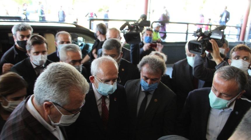 CHP lideri Kemal Kılıçdaroğlu’ndan depremzedelere geçmiş olsun ziyareti