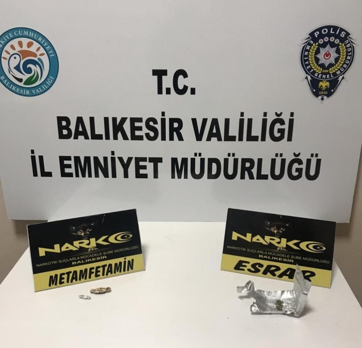 Motosikletli polisleri silah ve uyuşturucu madde ele ge&ccedil;irdi