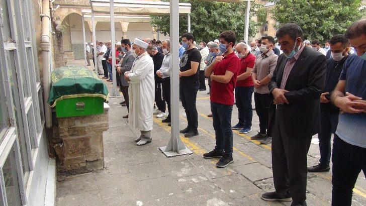 Osmanlı terzisi Sezai Karakapıcı son yolculuğuna uğurlandı G2