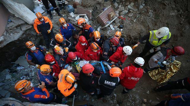 İzmir'de enkaz altından bir kişi daha sağ olarak kurtarıldı