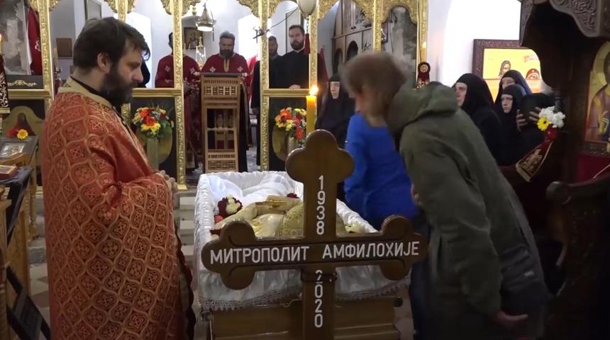 Şoke eden görüntüler! Koronavirüsten ölen başpiskoposu öperek uğurladılar