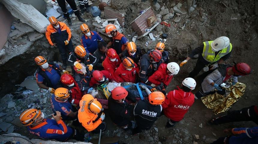 İzmir'den kahreden haber! 30 saat sonra enkazdan sağ çıkarıldığı değerlendirilen kişinin öldüğü belirlendi