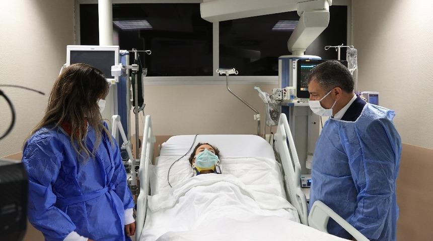 Sağlık Bakanı Koca, depremin simgesi İnci&rsquo;yi ziyaret etti