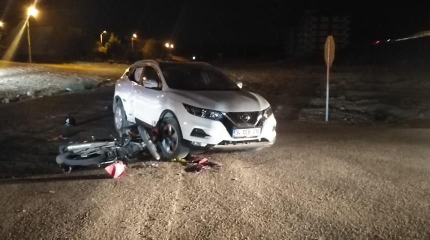 Motosiklet ile otomobil &ccedil;arpıştı: 2 yaralı