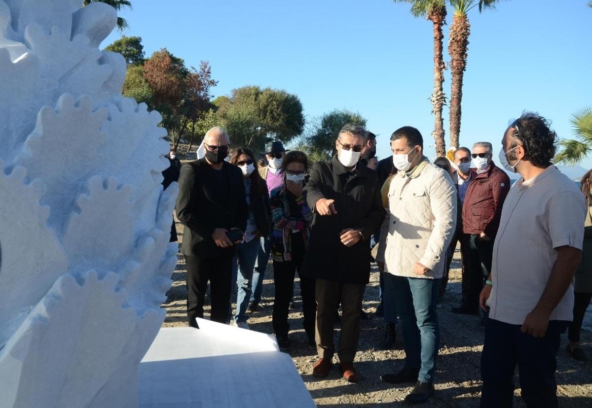 Kuşadası Heykel Sempozyumunda &uuml;retilen 9 eser g&ouml;r&uuml;c&uuml;ye &ccedil;ıktı