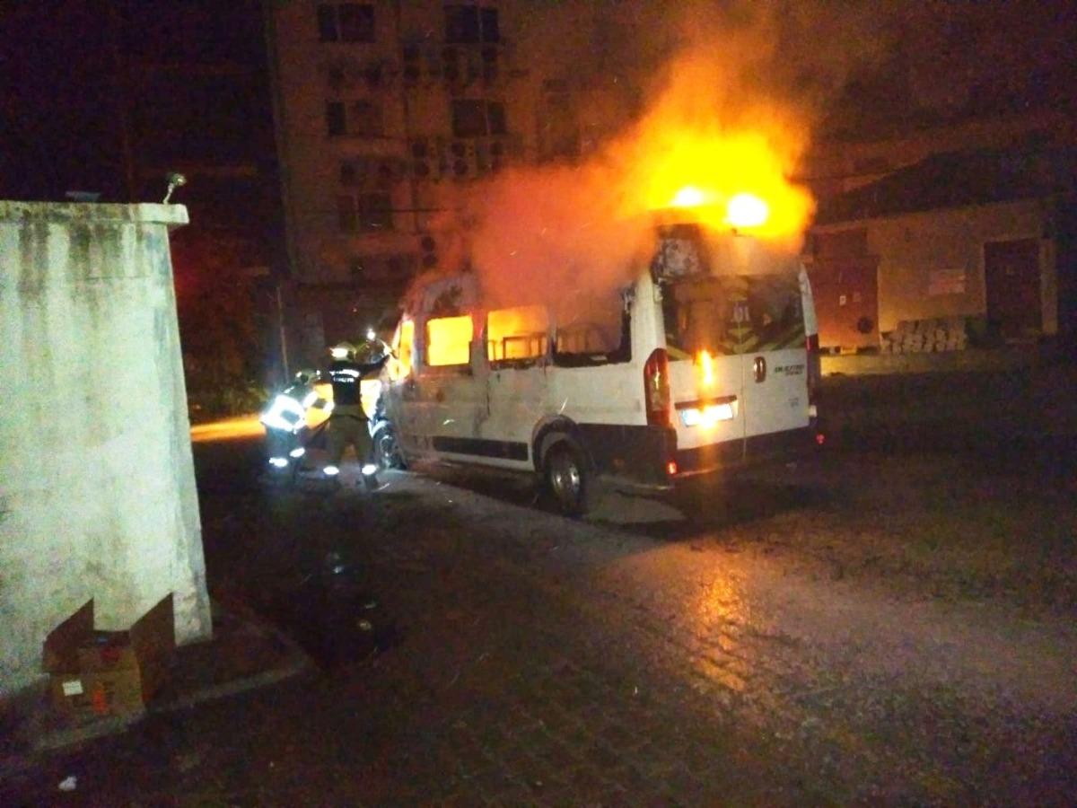 Park halindeki minib&uuml;s alev alev yandı