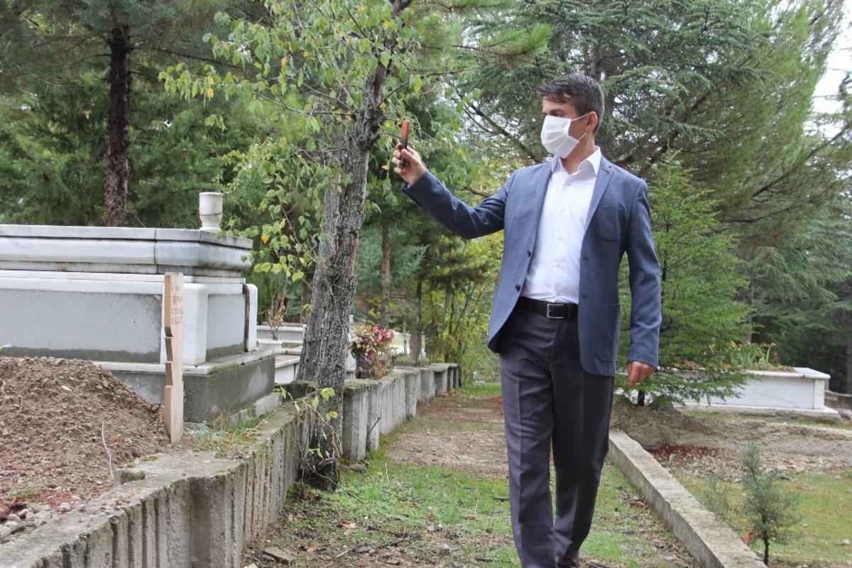Isparta&rsquo;da iki arkadaş kabir ziyaretlerini ve vefat duyurularını sosyal medyaya taşıdı