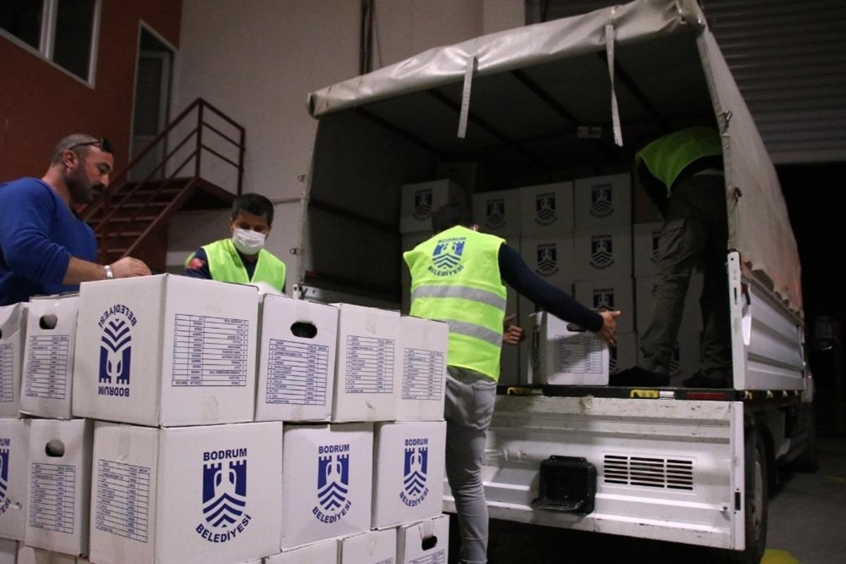 Bodrum Belediyesi depremzedeler i&ccedil;in hazırladığı kolileri teslim etti