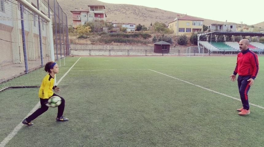 Minik kaleciler ona emanet