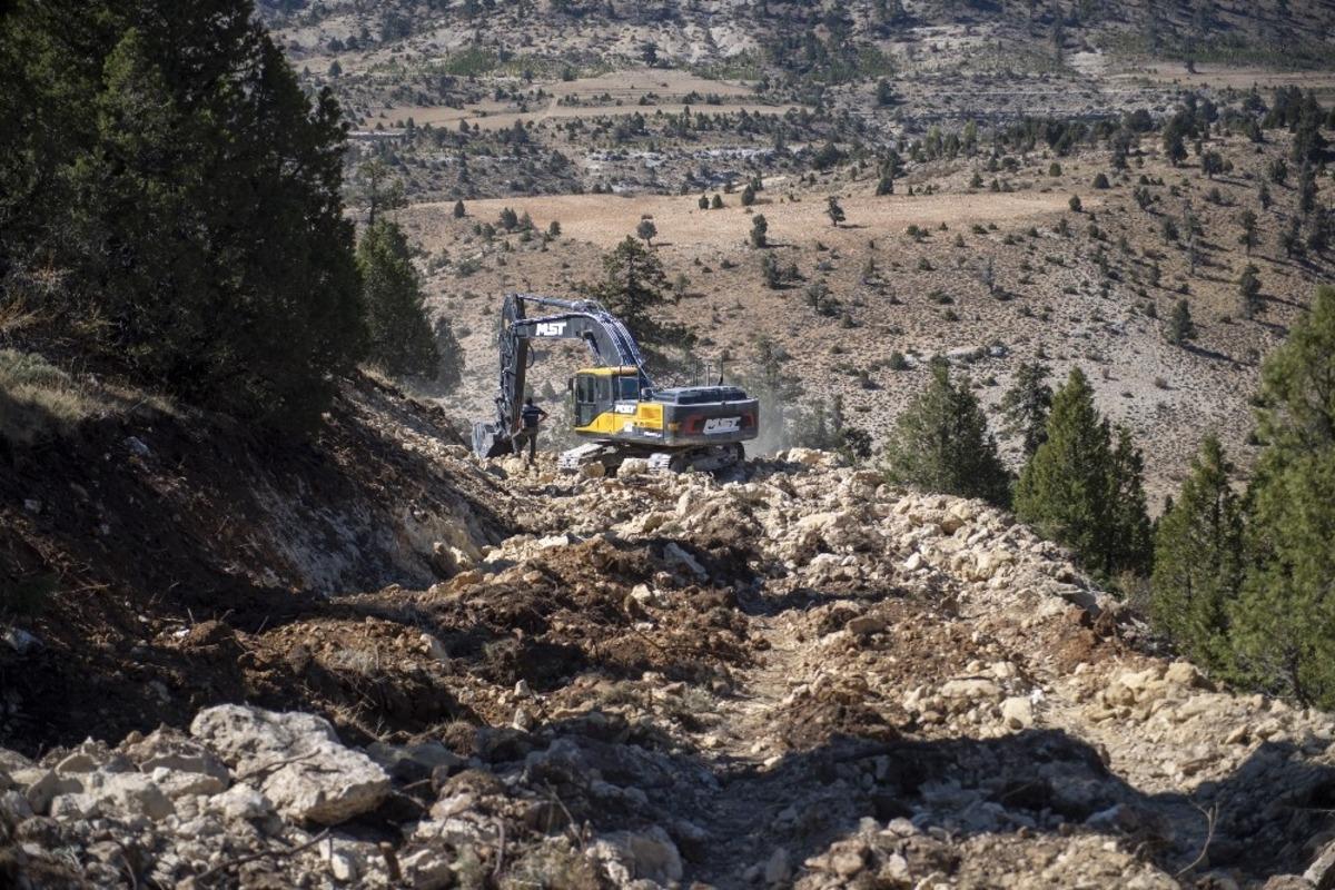 Mut-Ermenek arasında yol &ccedil;alışmalarına başlandı