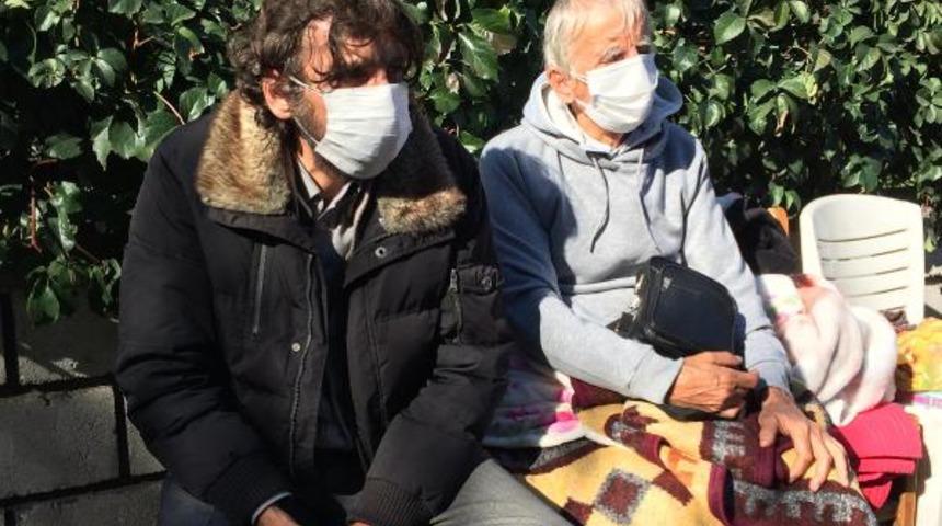 Annesi ve 3 kardeşi enkazdan &ccedil;ıkarılmıştı! 3 yaşındaki Elif i&ccedil;in umutlu bekleyiş s&uuml;r&uuml;yor