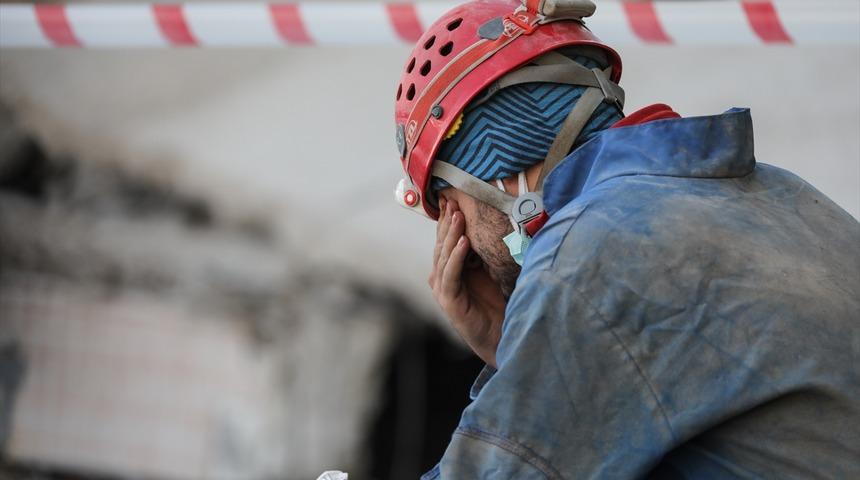 İzmir'deki depremin en acı fotoğrafı! Cansız bedenlerini &ccedil;ıkarınca g&ouml;zyaşlarına boğuldu