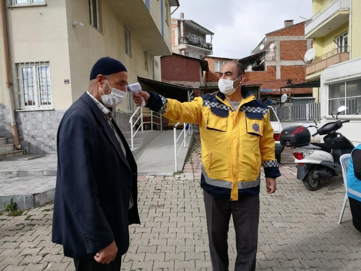 Pazar girişinde sağlık ekiplerince sıkı denetim