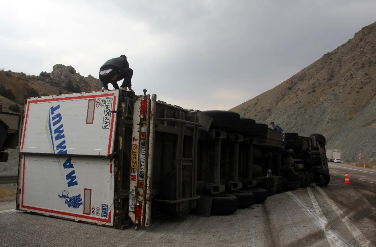 Virajı alamayan bakır y&uuml;kl&uuml; tır devrildi