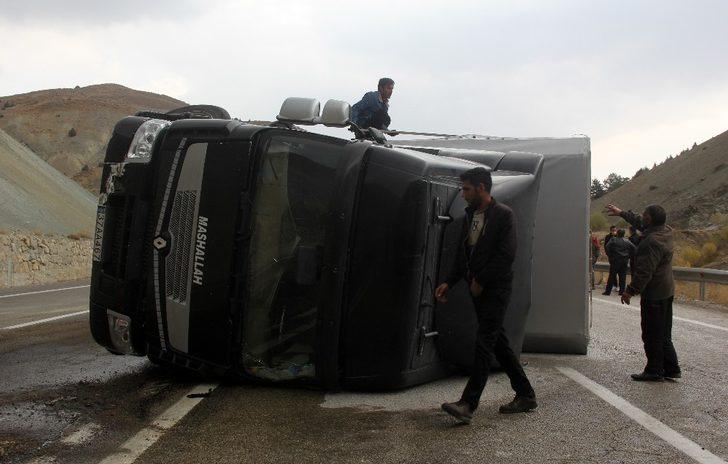 Virajı alamayan bakır yüklü tır devrildi G2