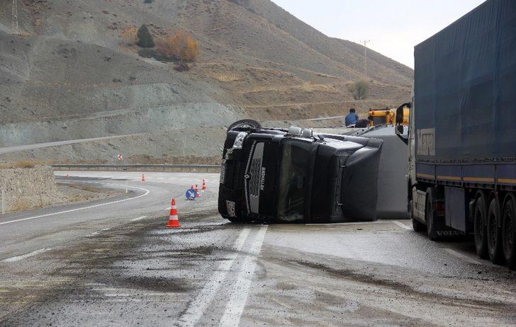 Virajı alamayan bakır yüklü tır devrildi G3