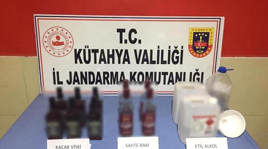 Altıntaş&rsquo;ta sahte i&ccedil;ki operasyonu: 2 g&ouml;zaltı