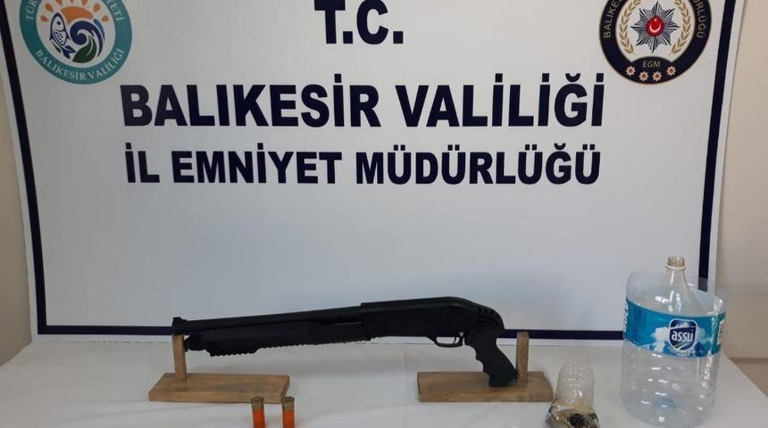 Balıkesir&rsquo;de polis 6 aranan şahıs yakalarken, 2 silah ele ge&ccedil;irdi