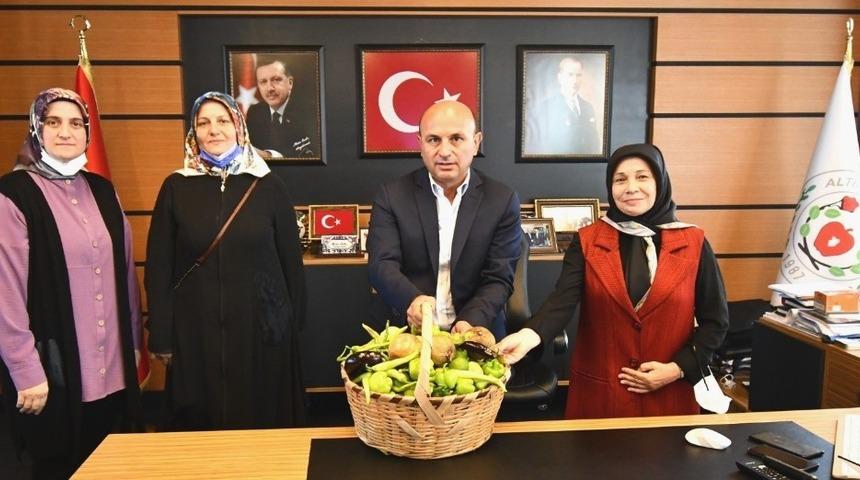 Yerli tohumdan &uuml;retilen ilk mahsuller Başkan Oral&rsquo;a