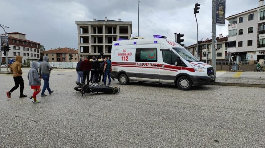 Otomobil ile motosiklet &ccedil;arptı: 1 yaralı