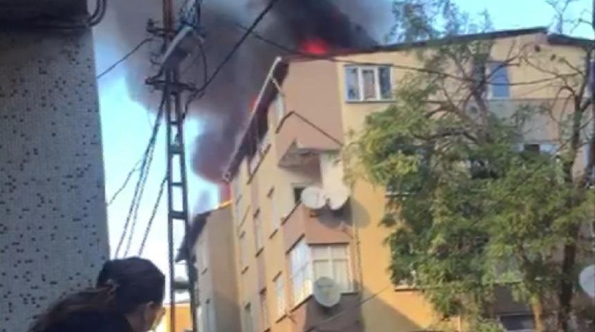 Avcılar'da mangaldan sıçrayan alevler evin çatısını yaktı