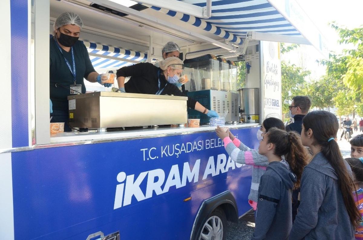 Kuşadası&rsquo;ndaki kriz masası &ccedil;alışmalarını s&uuml;rd&uuml;r&uuml;yor