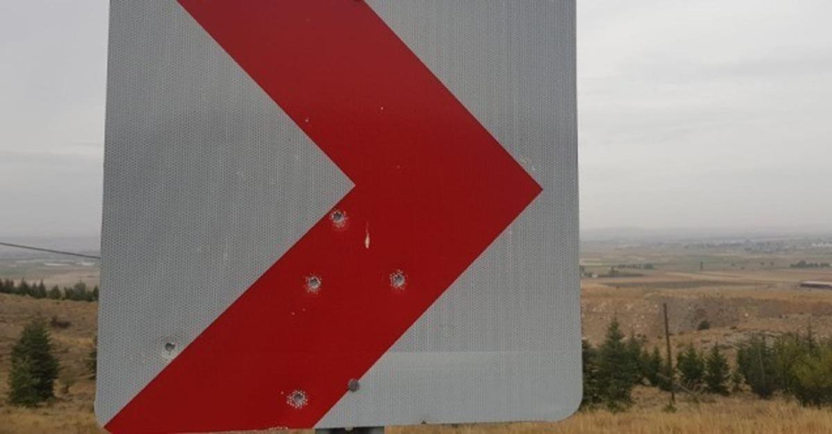 Trafik levhasını atış poligonuna &ccedil;evirdiler