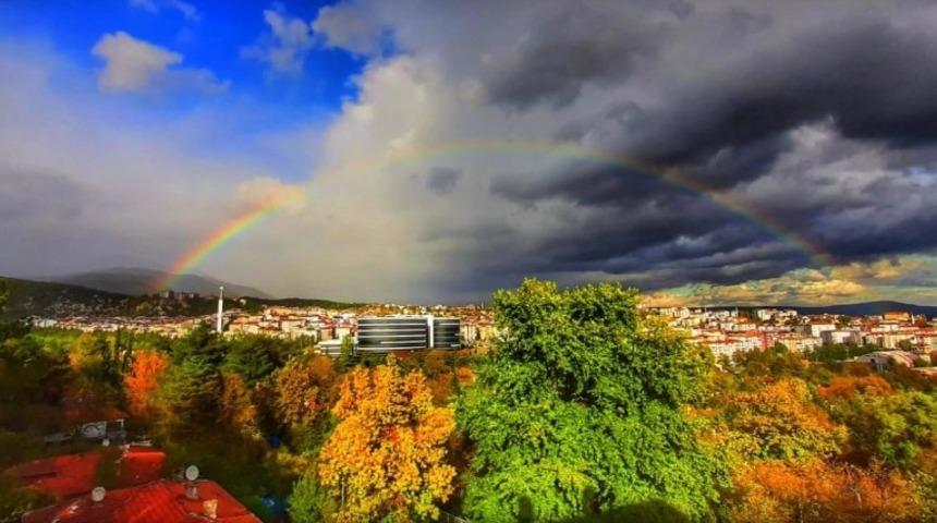 Kenti boydan boya kaplayan gökkuşağı eşsiz manzara oluşturdu