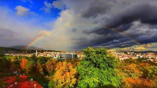 Kenti boydan boya kaplayan gökkuşağı eşsiz manzara oluşturdu