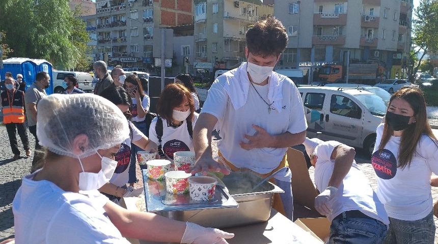 Radikal Eğitim depremzedelere yemek dağıttı