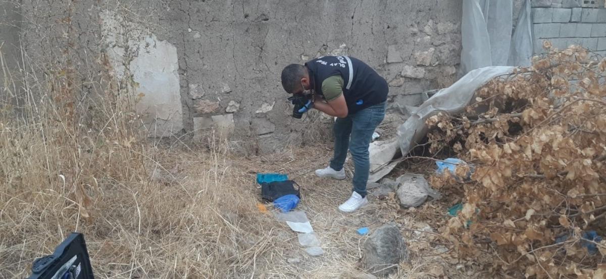 &Ccedil;antasındaki parayı alıp ka&ccedil;tılar