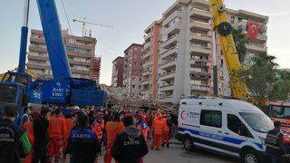 İzmir'den flaş haber! Rıza Bey Apartmanı enkazındaki kurtarma çalışmaları yeniden başladı
