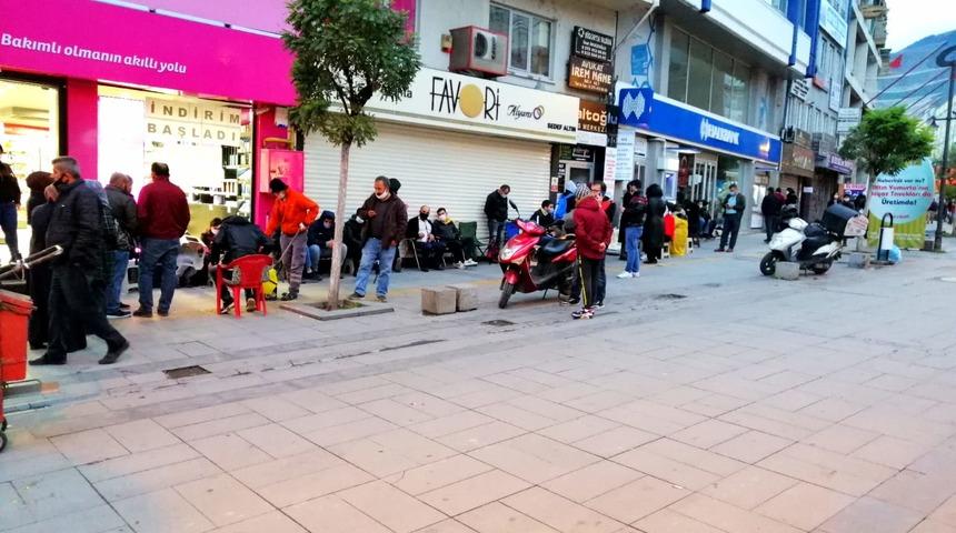 Ev sahibi olmak için bir gün önceden bankanın önünde sıraya girdiler