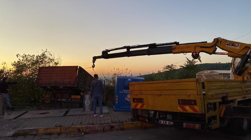 Maltepe'de el freni unutulan kamyon gecekondunun çatısına çarptı