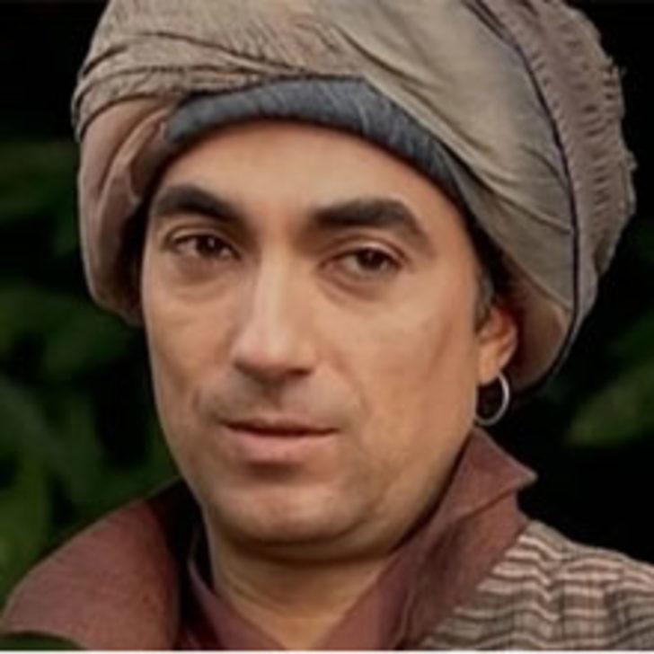 Etrafı Kadınlarla &Ccedil;evrili